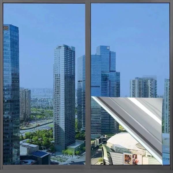 Geam transparent cu reflexie gri pentru lumina din interior și protecție solară în oraș