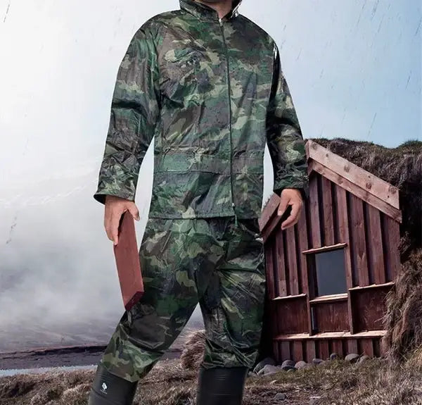Costum impermeabil pentru ploaie camuflaj cu cizme, ideal pentru activități în aer liber