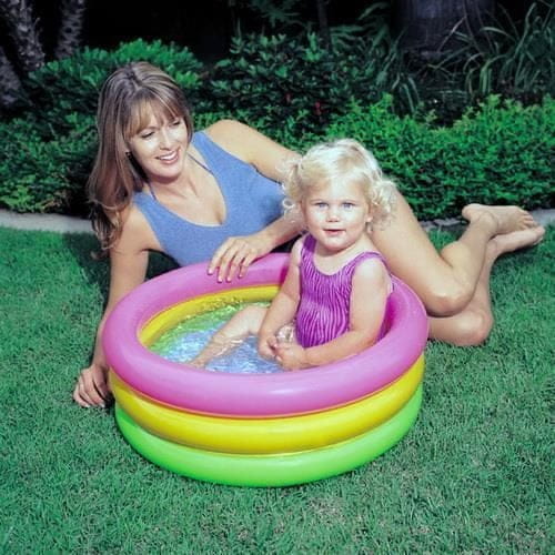 Piscina gonflabila Intex cu 3 inele, ideală pentru jocuri și relaxare în familie