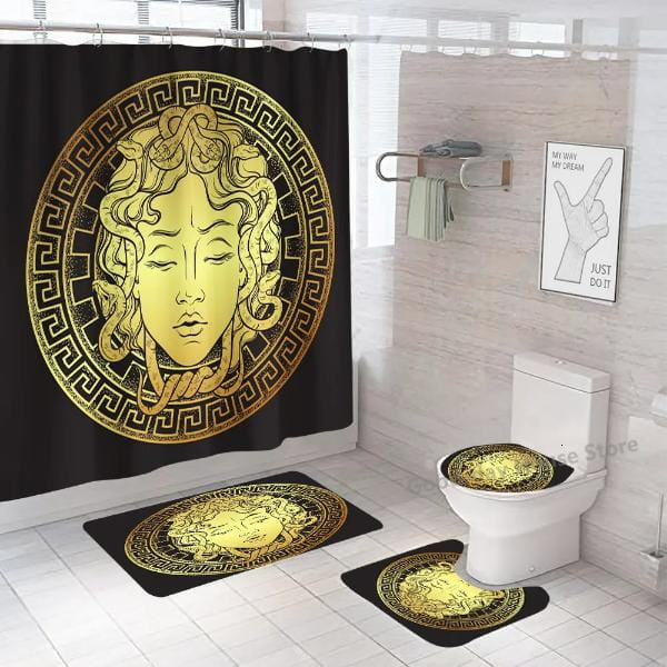 Set sunt cu decor Medusa negru și auriu, covorașe pentru podea în zona din fața toaletei