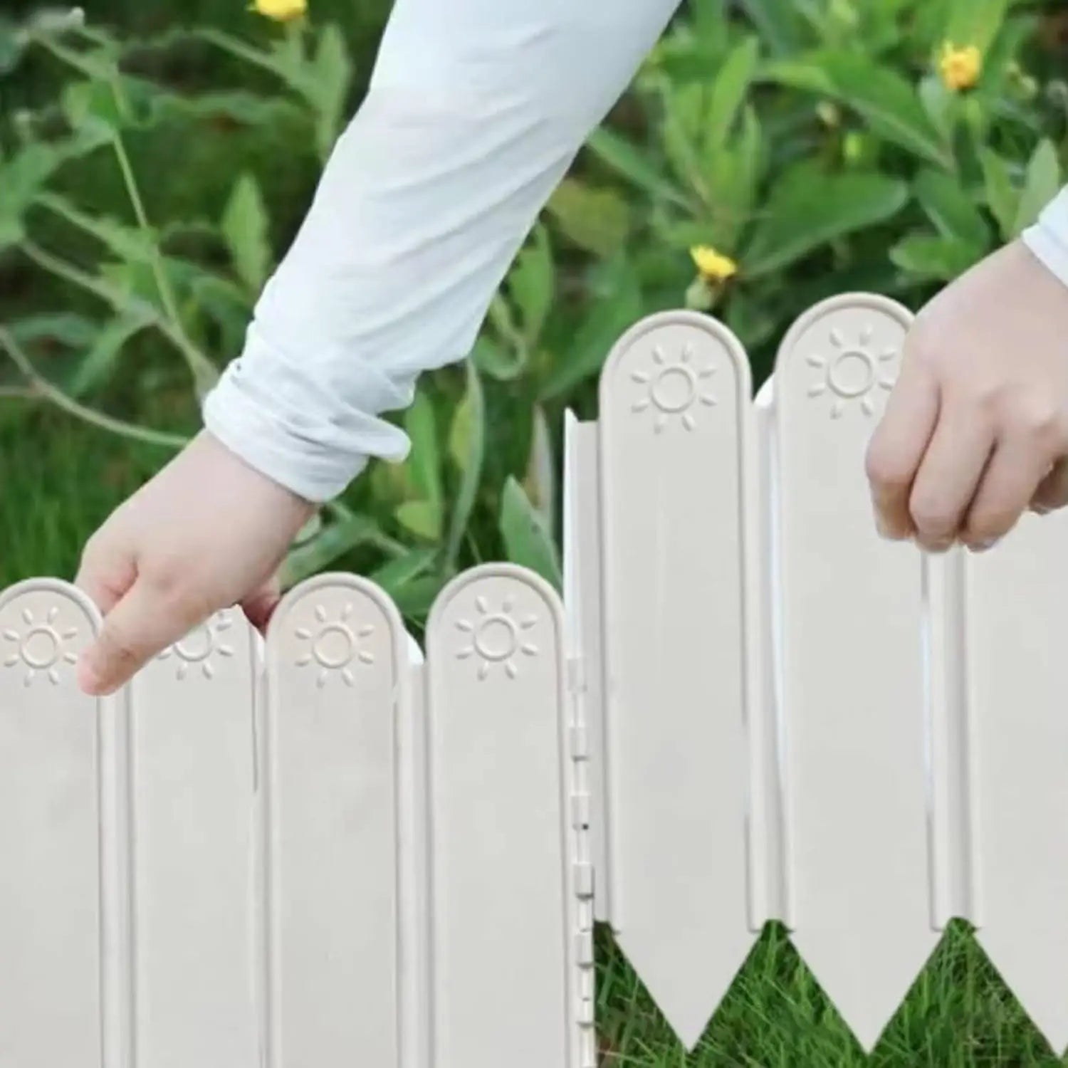 Garduri decorative pentru gradina, panou pliabil alb cu decupaje soare pentru exterior