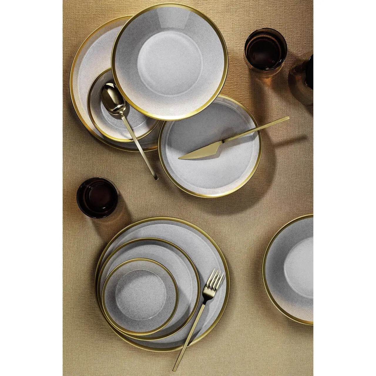 Imagine de masă elegantă cu farfurii Kutahya Porselen Forza în bej cu auriu