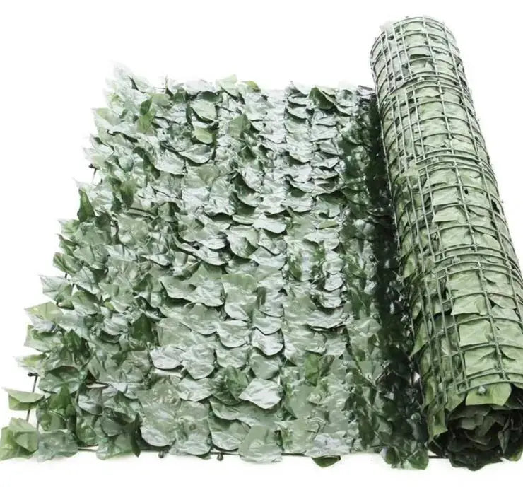 Alt text: Gard artificial cu model frunze verzi pentru decorare, privacy screen roll 100x300 cm