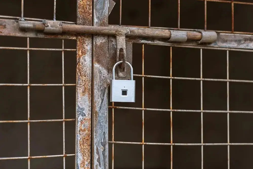 Lacat smart cu amprentă și încărcare USB pe poartă ruginită, securitate modernă
