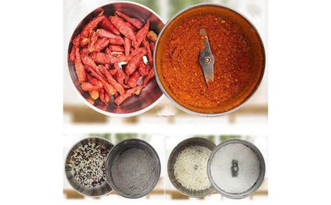 Imaginea arată o rasnita electrica din inox cu lame din metal, diverse ingrediente și formă mărunțită.