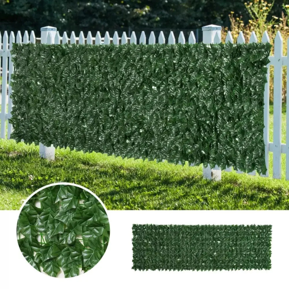 Imaginea arată un gard artificial cu model frunze verzi pentru decorare, ideal pentru grădină