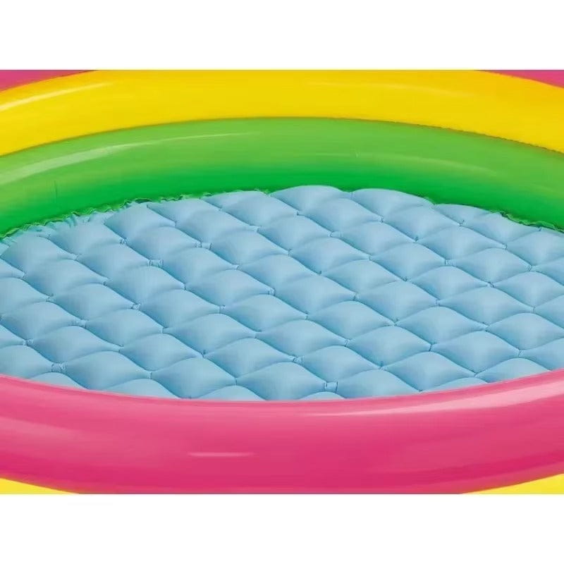 Piscină gonflabilă pentru copii cu cercuri colorate, ideală pentru curte sau outdoor.