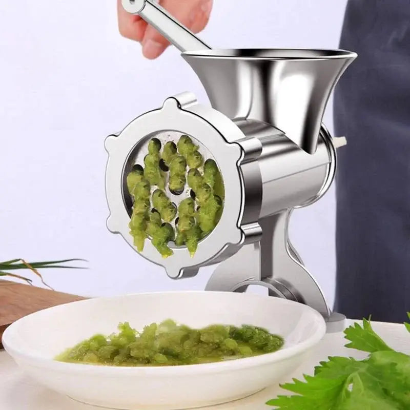 Masina manuala de tocat carne din aluminiu procesând legume verzi în pastă