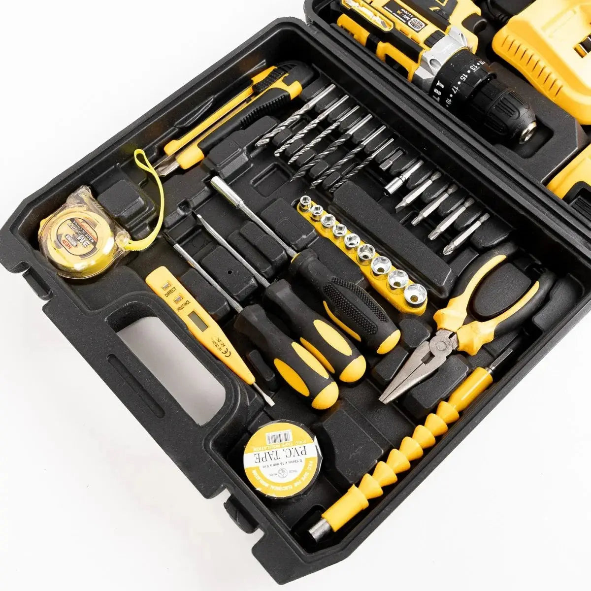 Imaginea arată un kit de unelte negre cu mâner galben pentru bormașină cu percuție și accesorii de găurire și înșurubare.