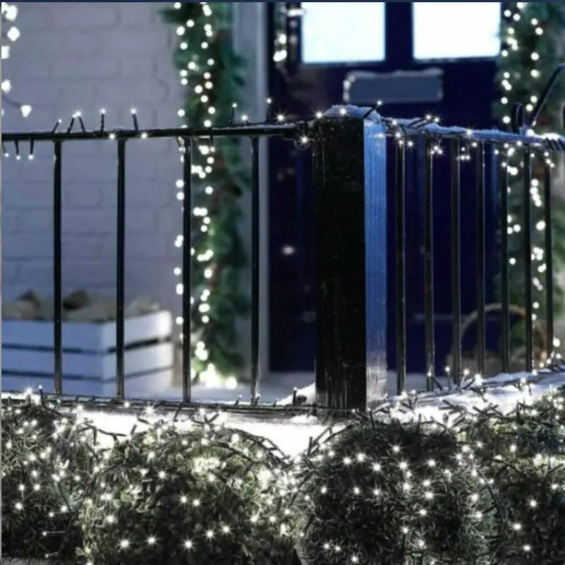 Decoratiuni cu incarcare solara alb rece pe balustradă si arbuști, panou solar inclus