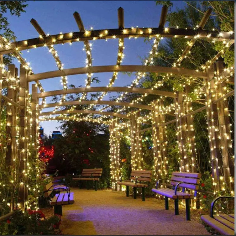 Pergola din lemn cu lumini caldură alb și incarcare solara, panou solar inclus.